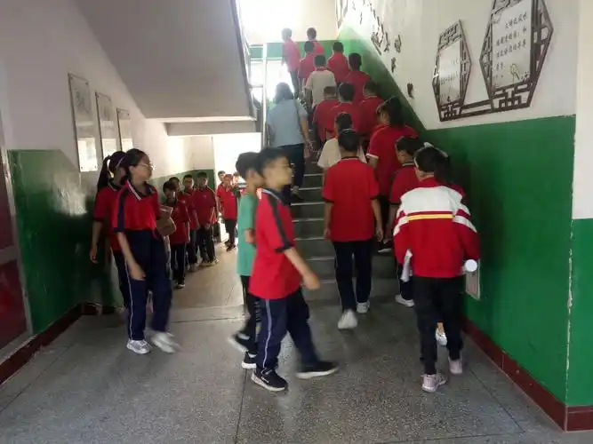 下课了,孩子们有序的上下楼梯,做到了轻声慢步,静我校园.