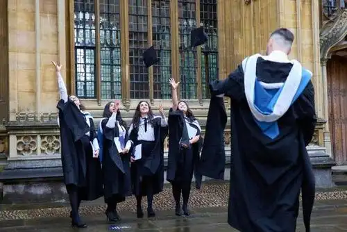 牛津大学医学院毕业典礼举行,只为说声谢谢并互相道别