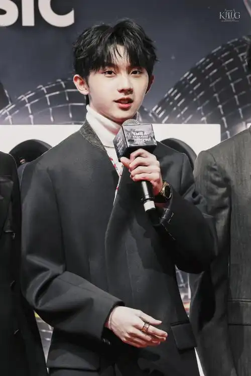 马嘉祺走红毯收到祝福的反应#2021/12/11 tmea 盛典红毯@时代少年团