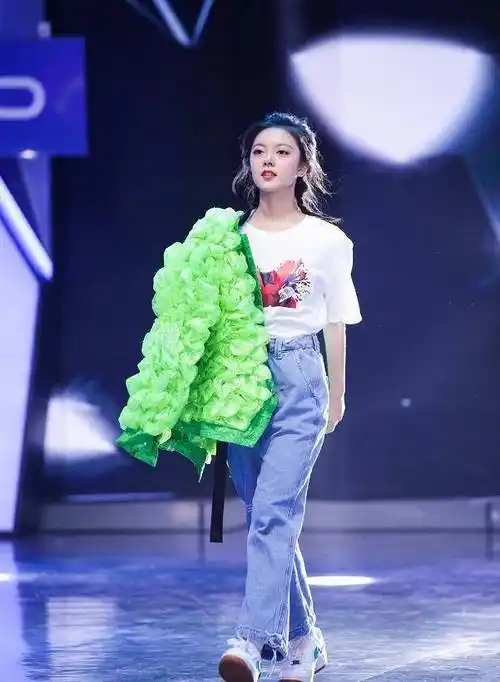 有种坐姿叫赵今麦的"抬腿坐",超过100斤做不来,不信你试试_时尚_休闲