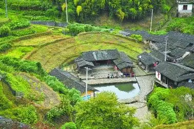 ④面向半月形池塘的田螺盖