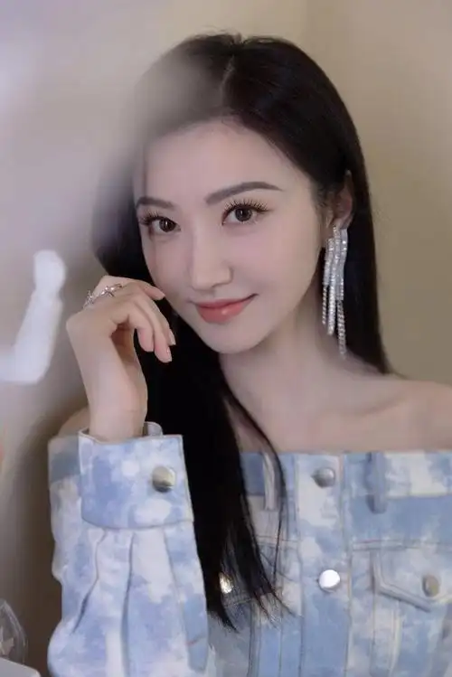 景甜真会穿一字肩牛仔套装展现曲线身材貌美肤白尽显气质