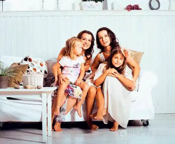 成熟的姐妹双胞胎在家带着小女儿幸福的家庭微笑特写生活方式现代真实