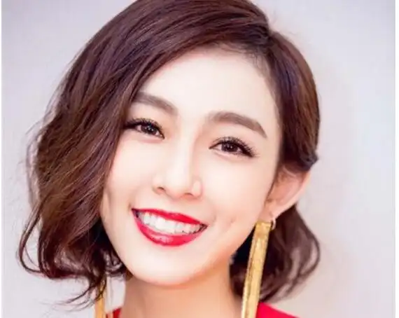 好看偏分女短发发型图片