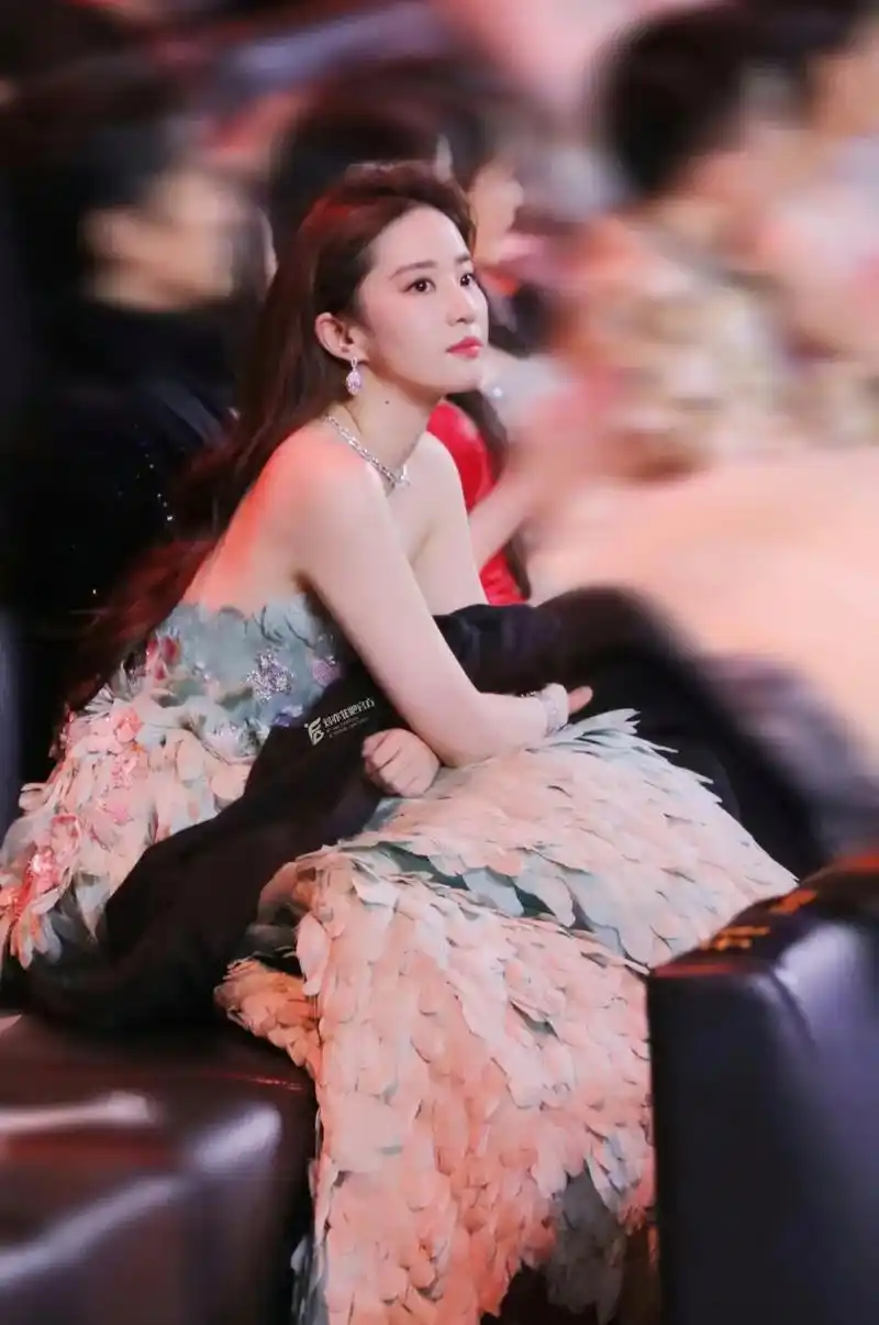 刘亦菲这气质和颜值,毫无疑问是芭莎慈善夜所有女星里的最佳颜值担当!