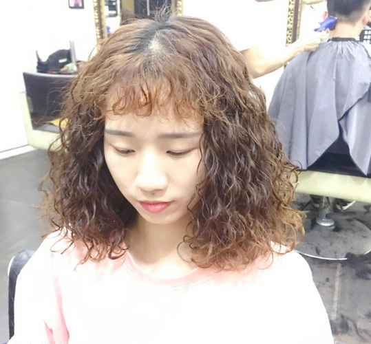 小卷卷烫满头,在大多数人的印象当中爆炸头,螺丝卷,是上了年纪的女性