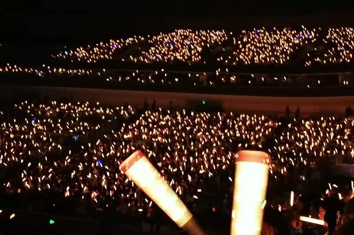 tfboys演唱会全场橙色应援棒无边界源玊尔都是温暖的橙