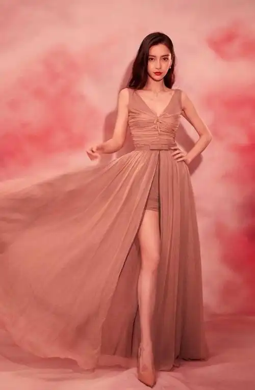 杨颖穿高定公主裙不安分,非要贴满"血色羽毛",有恐怖童谣内味