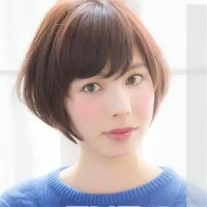 这一款发型是利用二八分刘海搭配鬓角头发来修饰大圆脸的,让肉肉和过