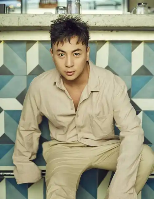 另外释小龙已经低调的结婚了,两个月前,有狗仔拍到释小龙开豪车和自己