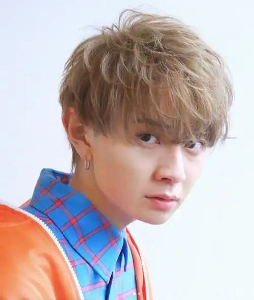 听说女生都喜欢染黄头发的男孩纸