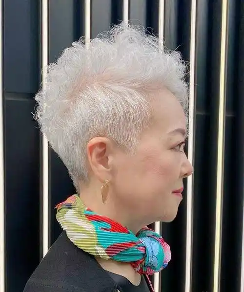 白发大姐,剪款短发带点卷,美翻了_时尚_发型_个性