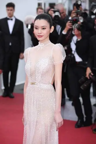 奚梦瑶今日戛纳红毯图这套比昨天那套好看多了