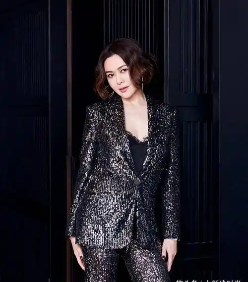 关之琳57岁还有一颗少女心,西装里面穿时尚装,身材依旧很赞_服装_穿着