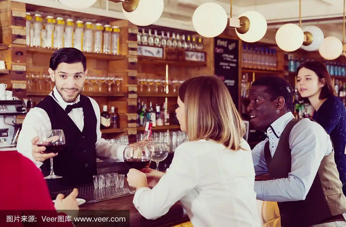 年轻人在吧台附近喝酒放松