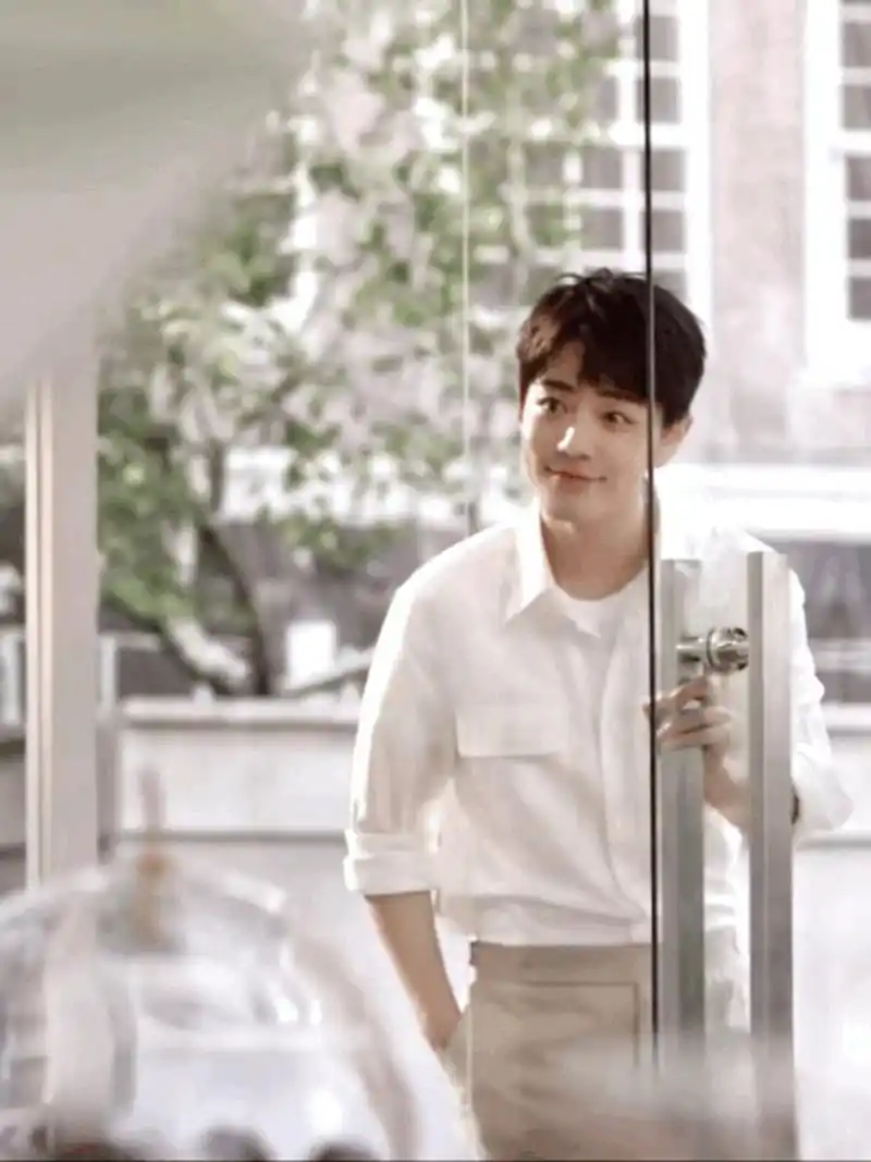 肖战盛阳# xz #肖战骄阳伴我# 有多少人能坚持最初的初心,又有多扇怂