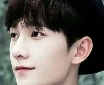 盘点男明星的美人痣鹿晗的痣在眉毛上白敬亭的痣太性感