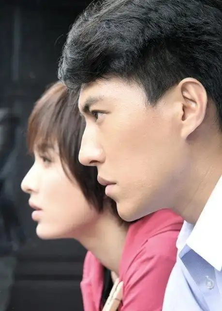 靳东与李佳出演了《青春不言败》,戏拍完不久老干部就把李佳娶回了家.