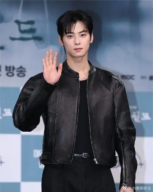 车银优黑色皮衣