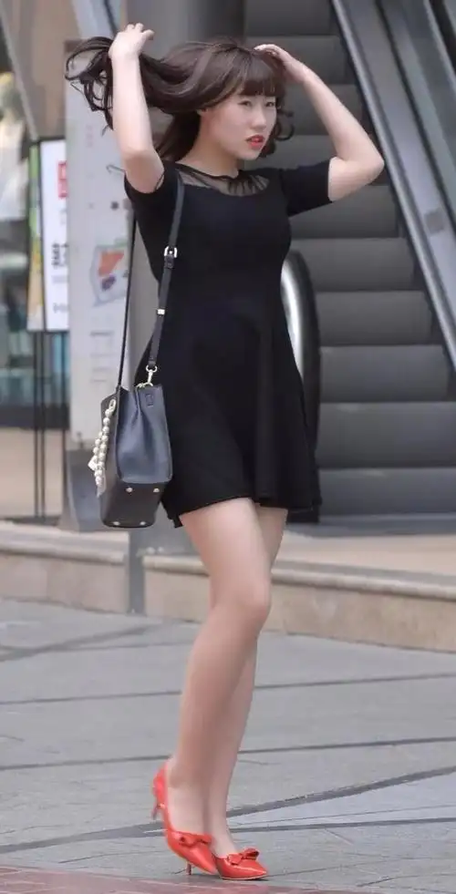 姐姐黑色连衣短裙搭配红色高跟鞋,优雅自然又充满浪漫的时尚气息