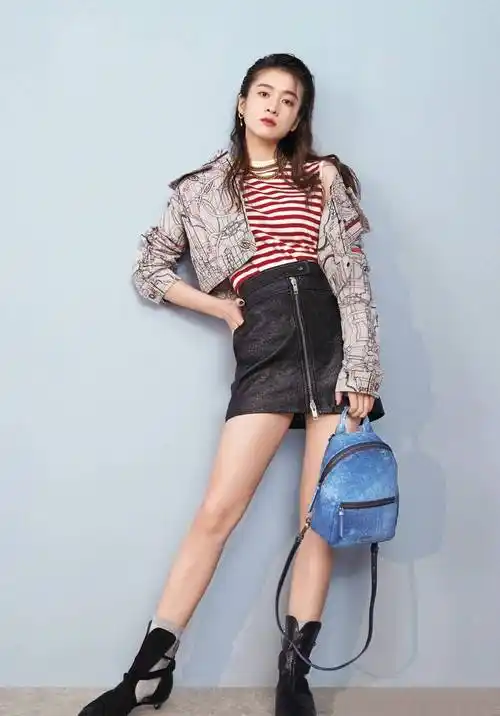 张雪迎绝了,大粗"金链子"配粉色长裙,露美背性感不失优雅_曲线_举止