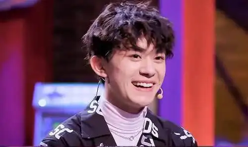 看惯了易烊千玺的"锡纸烫",看到他的"中分"时,脸小也是缺点