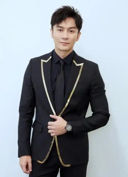 李晨西装亮相华鼎奖 获中国最佳电视剧男演员李晨蓝色西装帅气写真