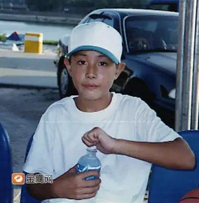 求李承铉小时候的照片