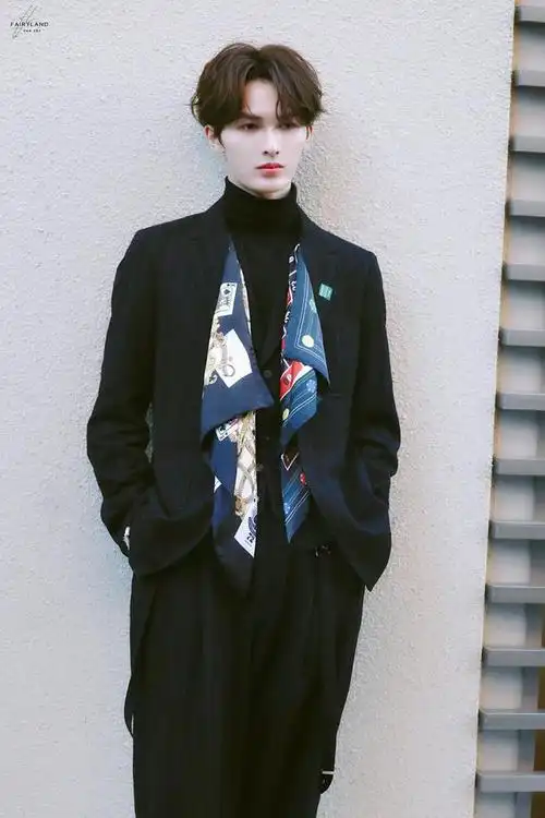 朱正廷真的太会穿平平无奇黑色西装竟然还可以这么搭