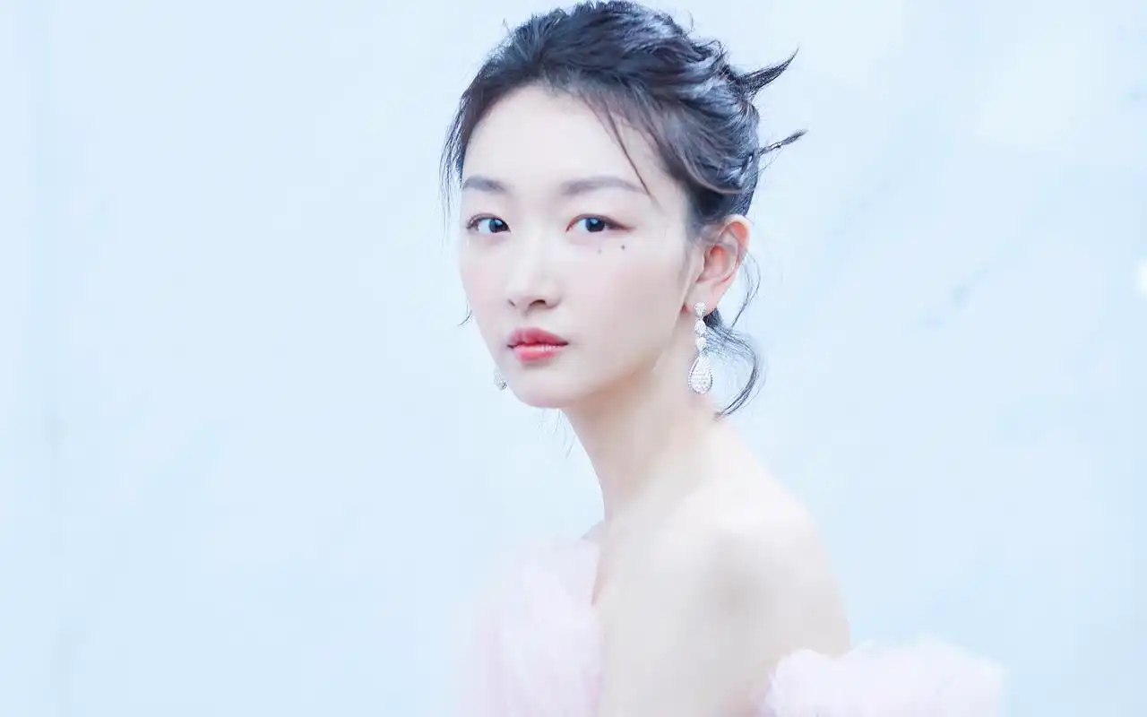 周冬雨粉裙甜美高清桌面壁纸