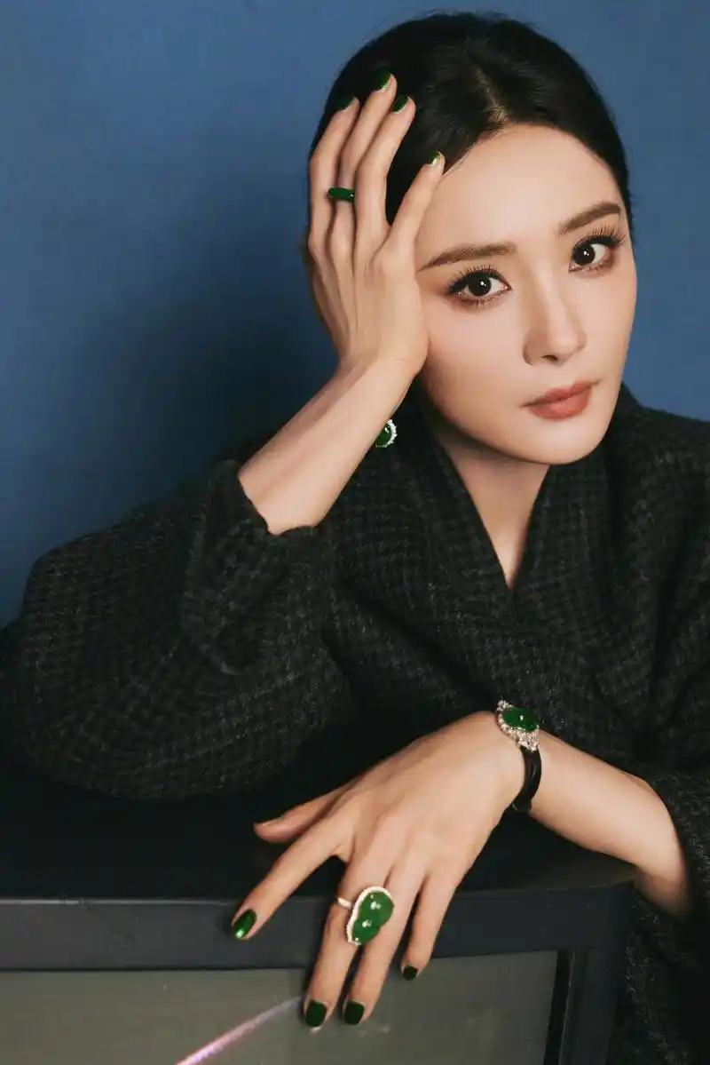 杨幂穿着黑色长外套和高跟鞋,头发向后梳,展现高冷造型的魅力!