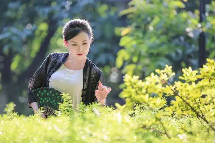 修课,尽管年华已逝岁月夺走了你的一切,却拿不走你宽厚善良的心,女人