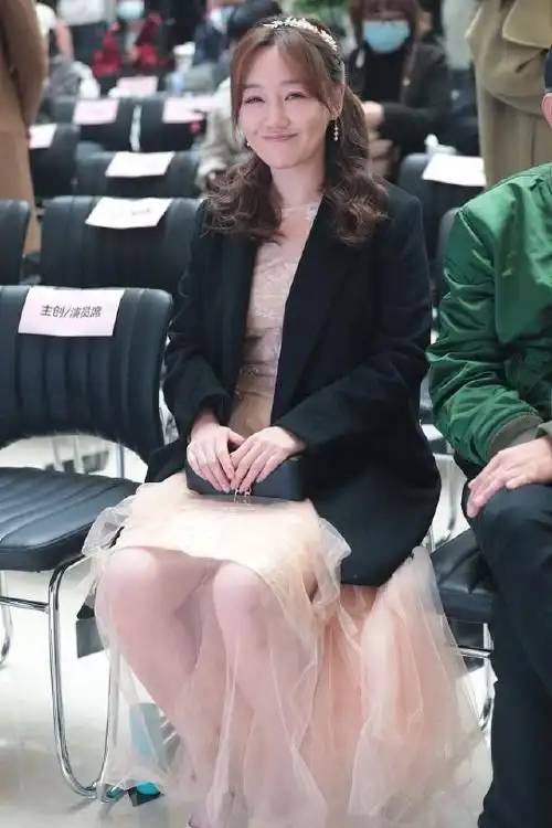 薛佳凝无修真实状态也挺好,裸色礼服配金色发箍,真是又美又甜