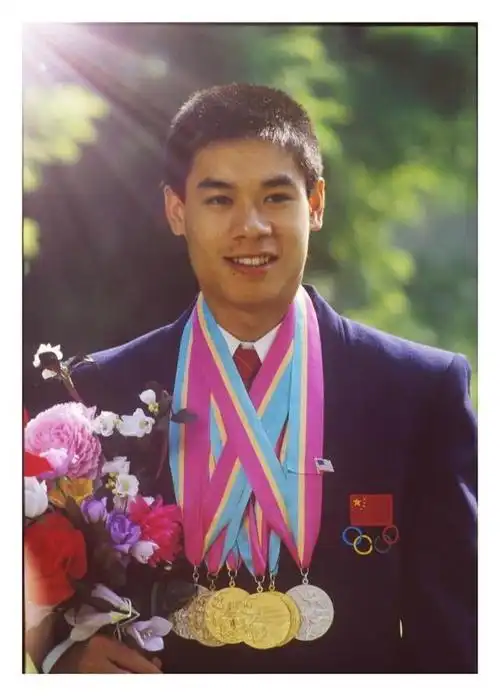 体坛传奇李宁:昔日体操王子光芒万丈,他一人承载一个民族的梦