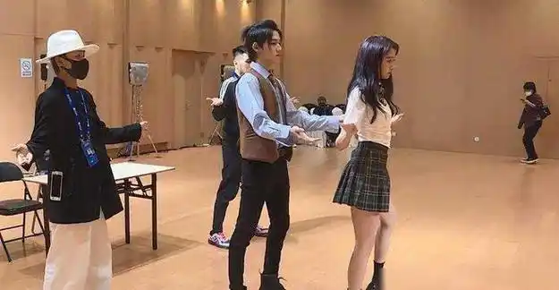 关晓彤与宋亚轩舞蹈曝光被强制要求贴近身体这身材真实吗