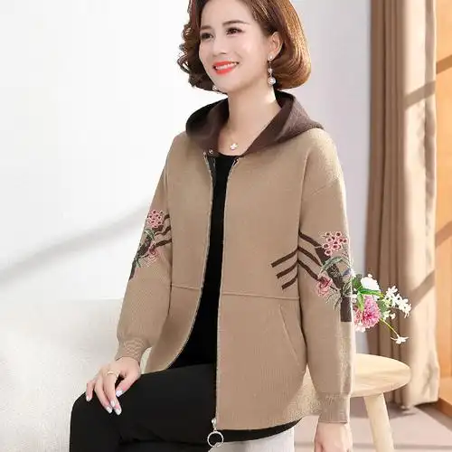 妈妈春秋装洋气短款上衣中年妇女装大码外套中老年绣花针织风衣