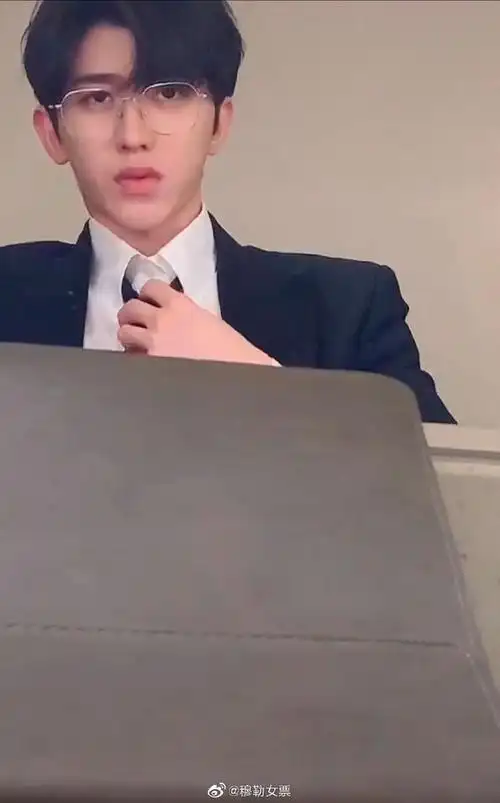 200429蔡徐坤更新dy视频西装坤哥扶眼镜扯领带的动作太撩了