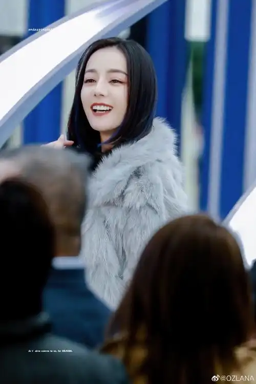 迪丽热巴#身着ozlana 2021 fw full fur雾霾蓝毛绒外套亮相广州,稳後