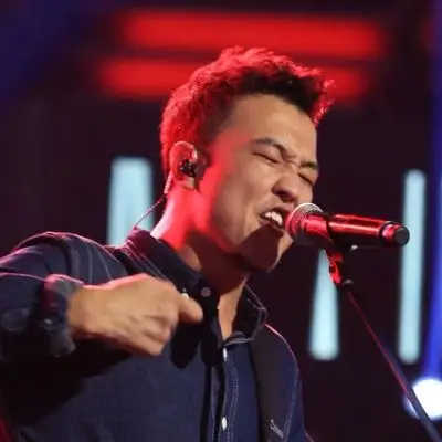 把悲伤留给自己 (2016中国新歌声第七期现场伴奏)_朴翔_高音质在线