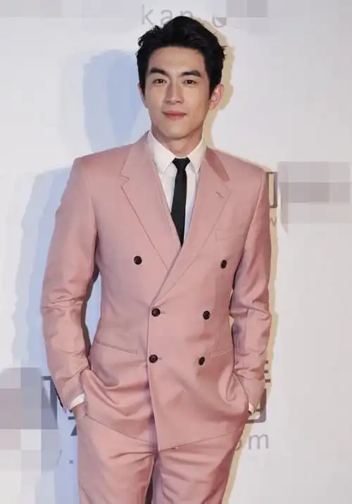 一个男性连粉色的西服都能穿的合适,那么他绝对能驾驭住绝大多数服装.