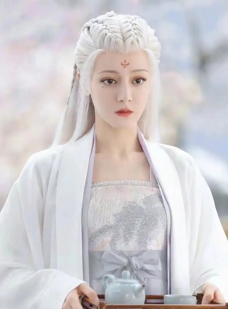 迪丽热巴帝梓元白发婚服,白发造型一直是那一个,配各种衣服,大婚都是