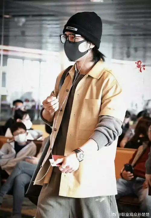 肖战回京穿搭##肖战黄色半袖皮衣