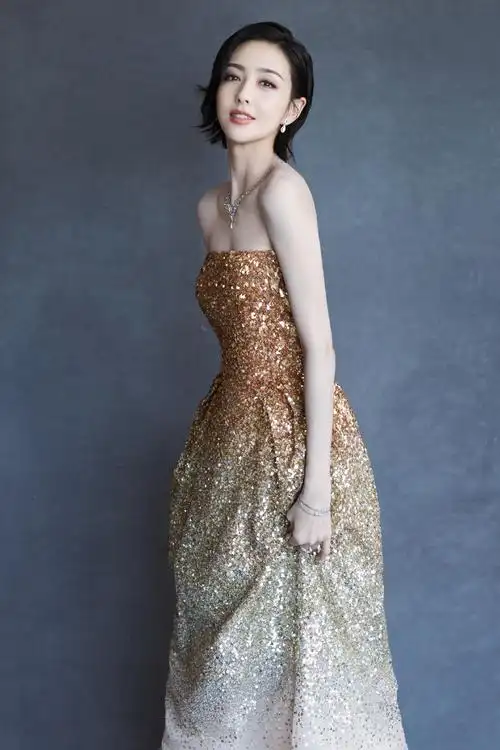 佟丽娅超性感造型亮相,金光闪闪露肩抹胸长裙礼服迷人至极 佟丽娅,新
