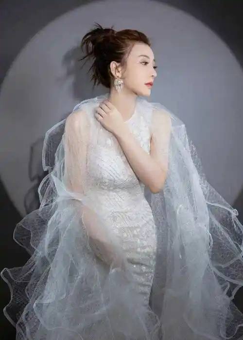 拥有小巧精致长相的柳岩虽然在身高上不及超模,但是在身材的比例上