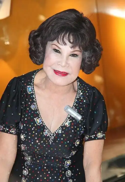 87岁黄夏蕙报喜添曾孙外孙三年抱俩喜获千金四代同堂人生完满