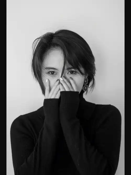 黑白照yyds!短发黑毛衣肖像写真