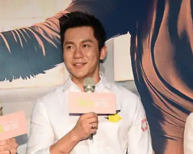 李晨是他的继子,他却视李晨为亲生孩子,如今李晨为他养老送终