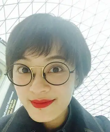 其实,男性戴眼镜可以彰显儒雅沉稳,睿智干练的绅士风范,女性戴眼镜也