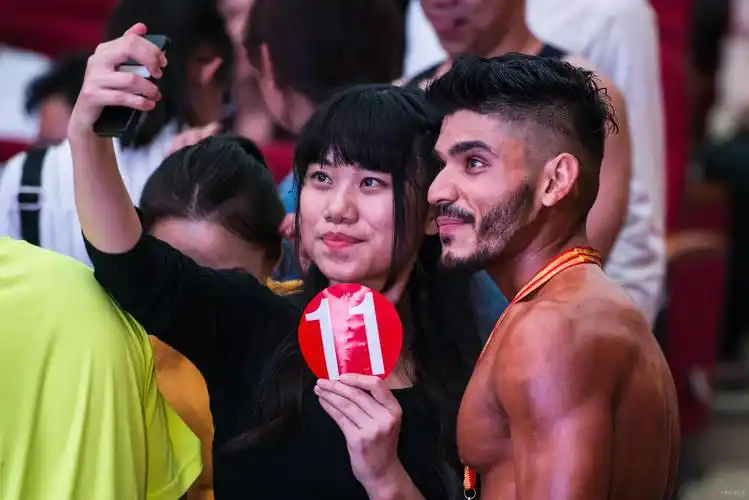 10月17日晚7时,我校第二届健身健美比赛在蛟桥大礼堂激情上演.