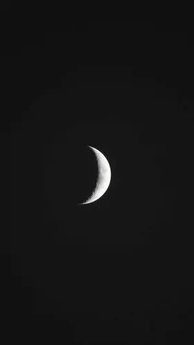 黑夜天空的月牙